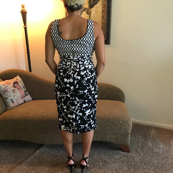 White House Black Market  Size 4 - Picture 2 of 3